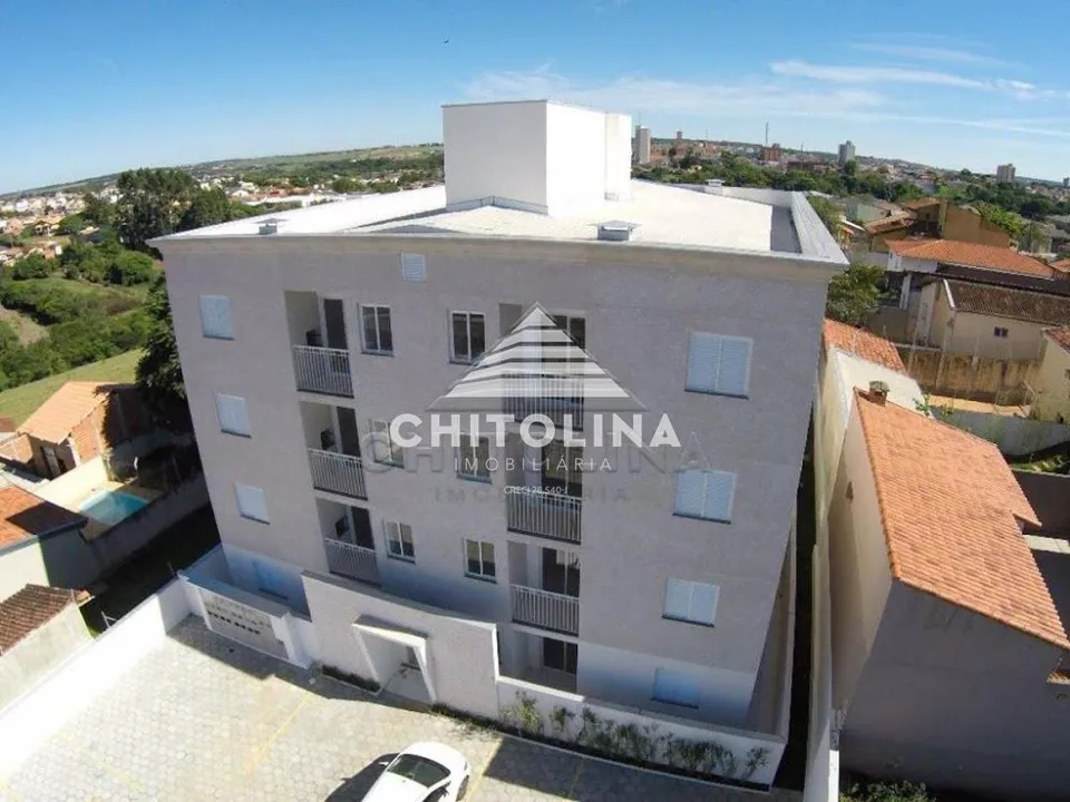 Vista aérea do prédio e do estacionamento — Apartamento cód. 370, Vila Barth