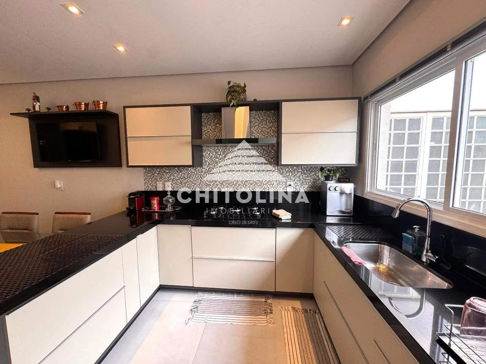 Cozinha com pia em granito e janela ampla — Casa cód. 4243, Vila Barth