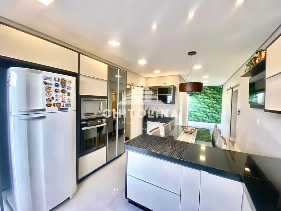 Cozinha com ilha em granito preto e armários planejados — Casa cód. 4243, Vila Barth