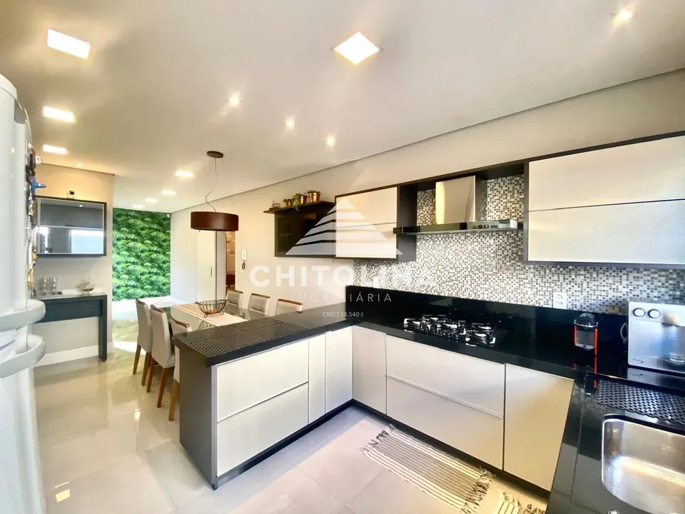 Cozinha planejada em L com cooktop e coifa — Casa cód. 4243, Vila Barth