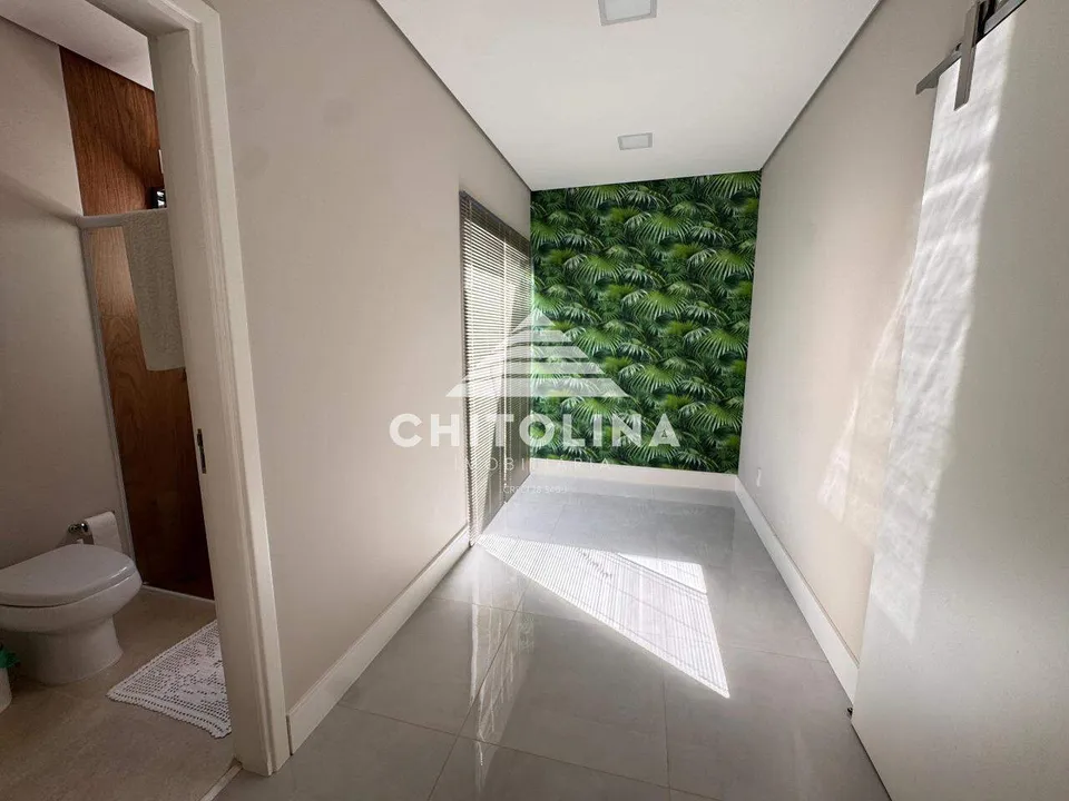 Jardim de inverno com parede verde ao lado do lavabo — Casa cód. 4243, Vila Barth
