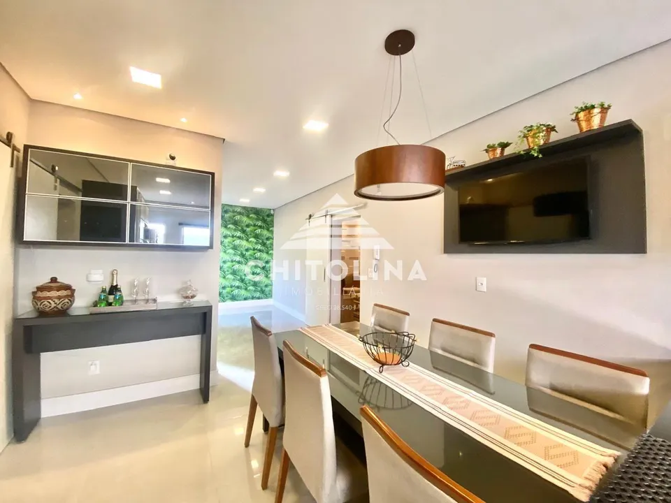 Mesa de refeições com cristaleira e TV instalada — Casa cód. 4243, Vila Barth