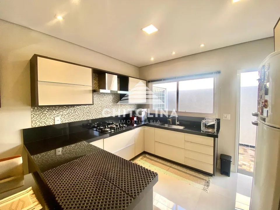 Cozinha planejada com revestimento em pastilhas — Casa cód. 4243, Vila Barth