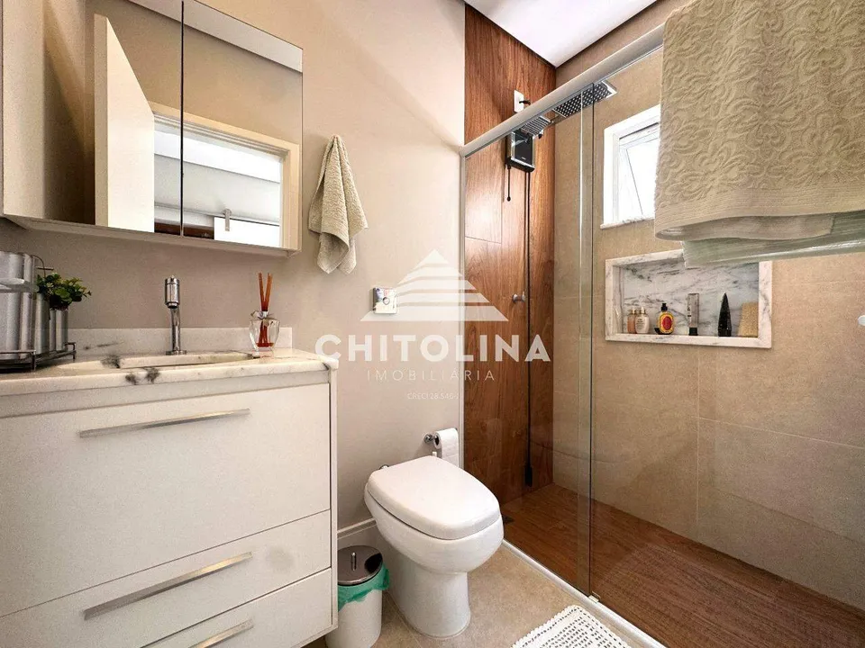 Banheiro da suíte com box de vidro e gabinete — Casa cód. 4243, Vila Barth