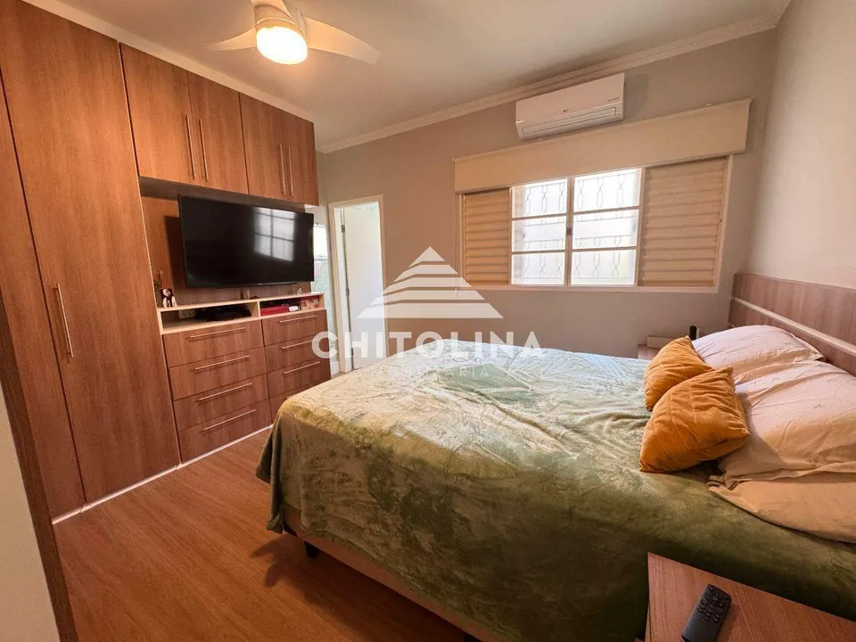 Suíte com armários planejados, painel de TV e ar-condicionado — Casa cód. 4243, Vila Barth