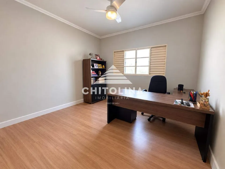 Dormitório usado como escritório, com piso laminado — Casa cód. 4243, Vila Barth