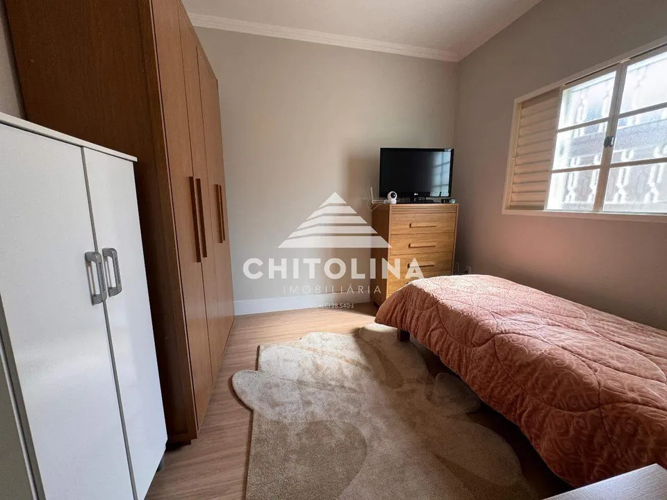 Dormitório com guarda-roupa e janela com persiana — Casa cód. 4243, Vila Barth