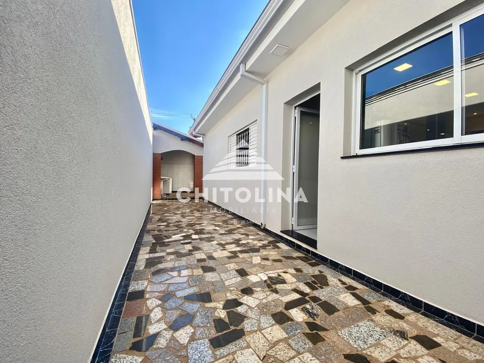 Quintal lateral com piso de pedra e janelas amplas — Casa cód. 4243, Vila Barth