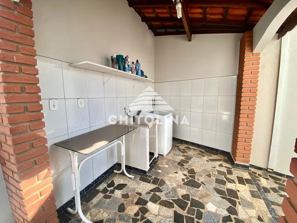 Lavanderia coberta com tanque e prateleira — Casa cód. 4243, Vila Barth