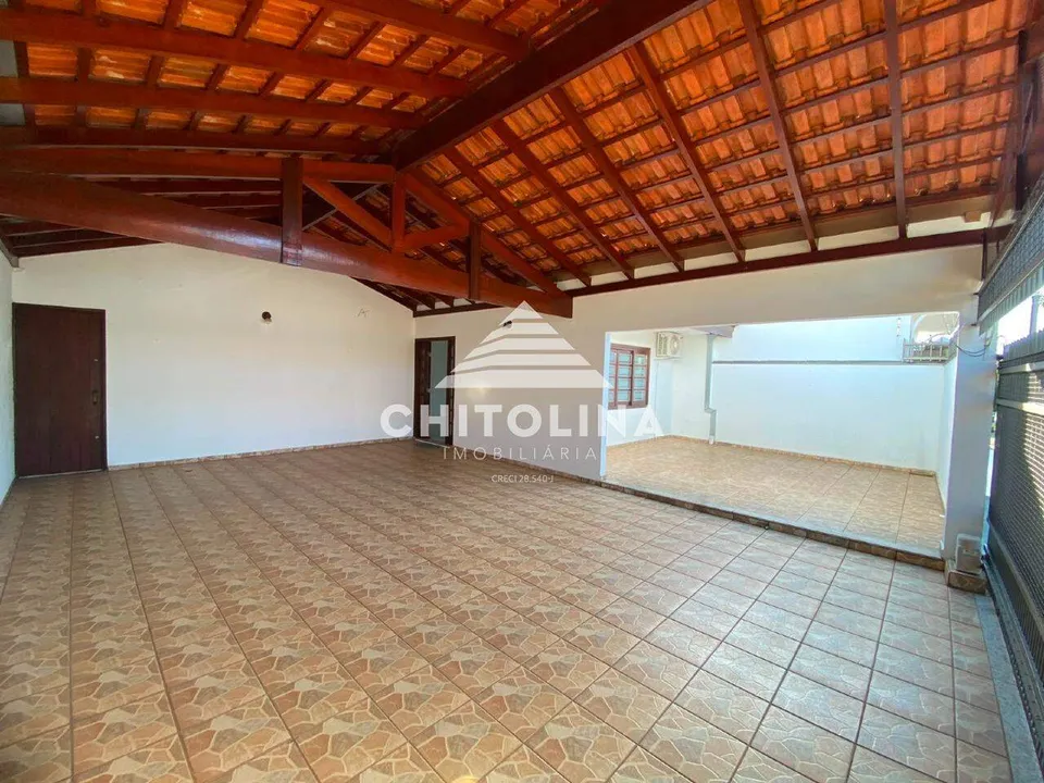 Garagem coberta com telhado aparente — Casa cód. 4176, Parque Atenas do Sul