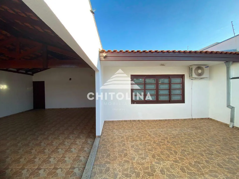 Garagem coberta vista do portão — Casa cód. 4176, Parque Atenas do Sul