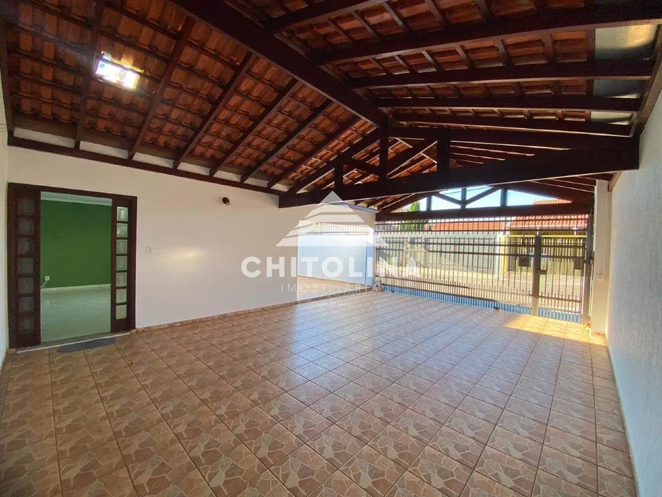 Garagem coberta com portão de grade — Casa cód. 4176, Parque Atenas do Sul