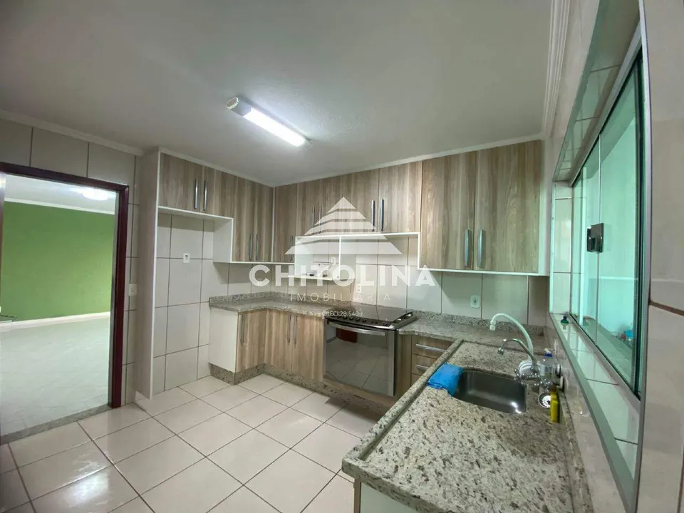 Cozinha com armários planejados e bancada em granito — Casa cód. 4176, Parque Atenas do Sul