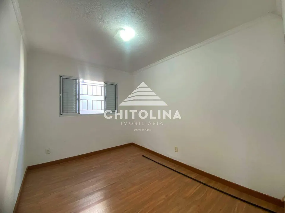 Dormitório com piso laminado e janela — Casa cód. 4176, Parque Atenas do Sul