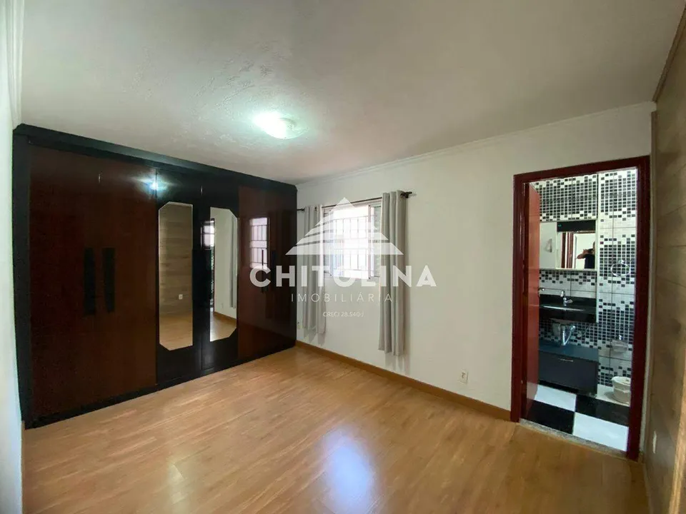 Dormitório com guarda-roupa de portas espelhadas — Casa cód. 4176, Parque Atenas do Sul
