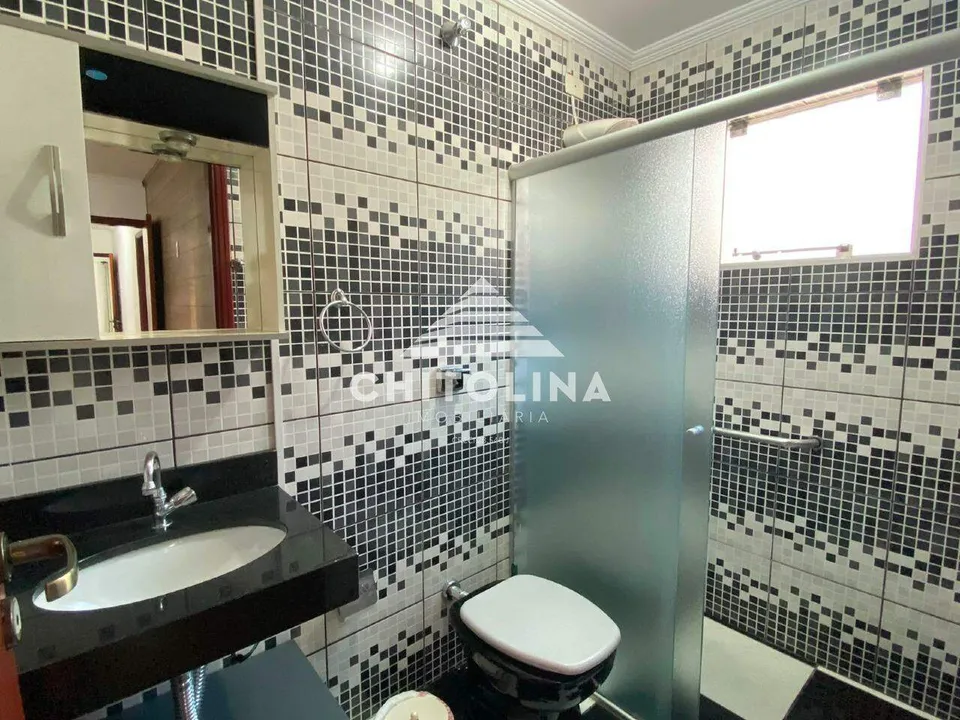 Banheiro com pastilhas preto e branco e box — Casa cód. 4176, Parque Atenas do Sul