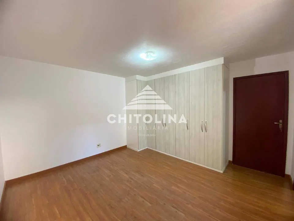 Dormitório com armário planejado e piso laminado — Casa cód. 4176, Parque Atenas do Sul