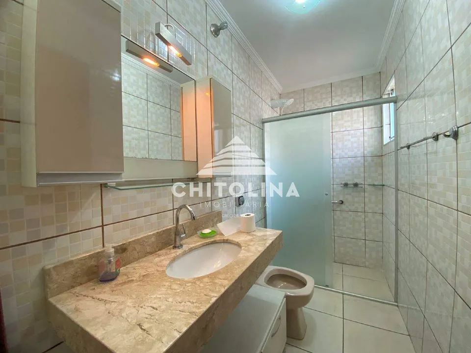 Banheiro com bancada em mármore e box de vidro — Casa cód. 4176, Parque Atenas do Sul