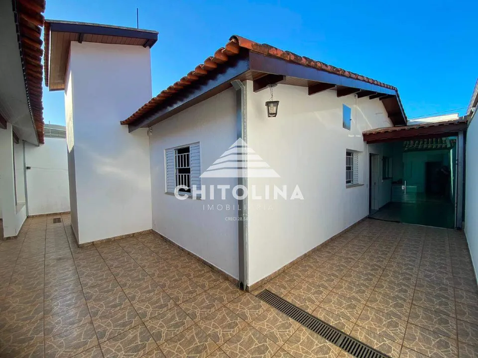 Lateral da casa com corredor e telhado de barro — Casa cód. 4176, Parque Atenas do Sul