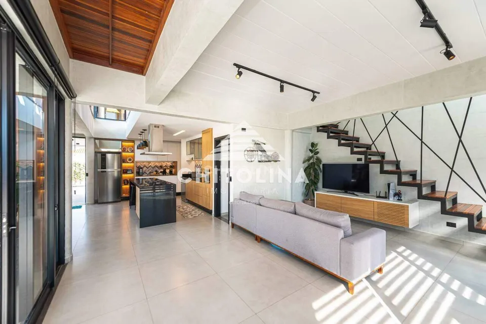 Sala de estar integrada com escada de madeira e pé-direito alto — Casa em condomínio cód. 9260, Golden Ville