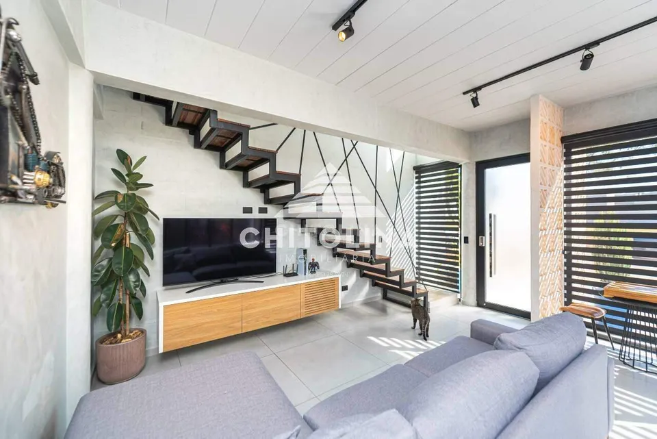 Sala de estar com sofá e painel de TV — Casa em condomínio cód. 9260, Golden Ville