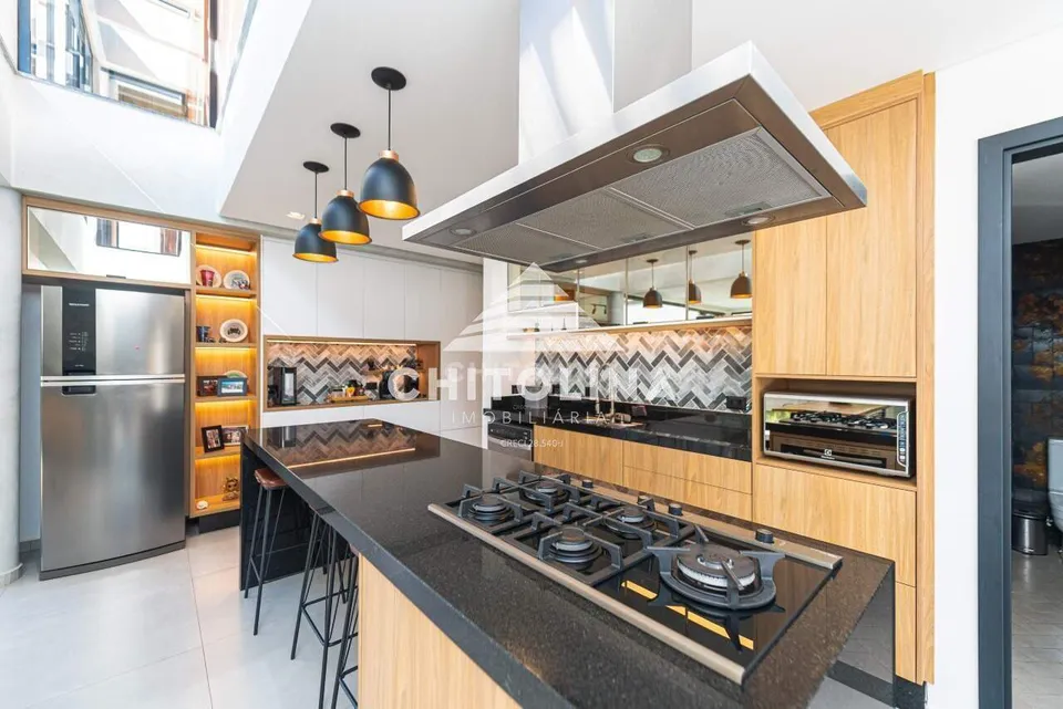 Cozinha com armários de madeira e cooktop na ilha — Casa em condomínio cód. 9260, Golden Ville