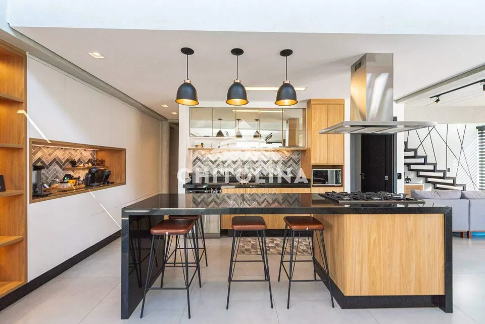 Cozinha com ilha em granito preto e pendentes — Casa em condomínio cód. 9260, Golden Ville