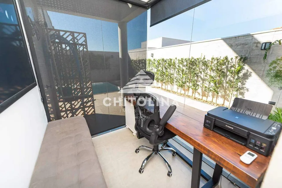 Escritório com mesa de madeira e vista para o jardim — Casa em condomínio cód. 9260, Golden Ville
