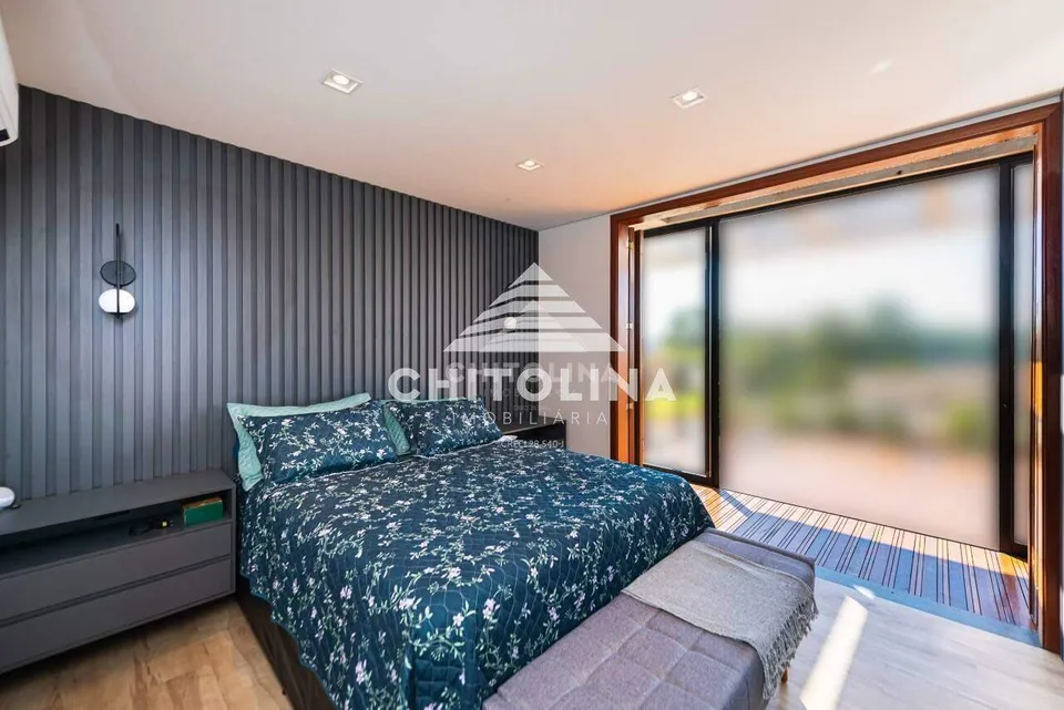 Suíte máster com painel ripado e porta de vidro para a sacada — Casa em condomínio cód. 9260, Golden Ville