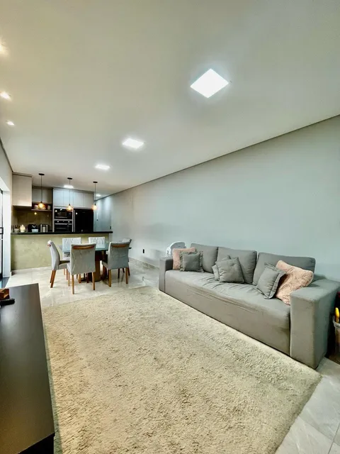 Sala de estar com sofá e mesa de jantar ao fundo — Casa cód. 10221, Vila Regina
