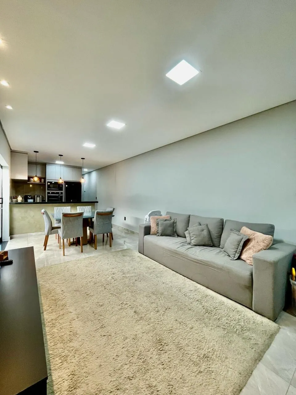 Sala de estar com sofá e mesa de jantar ao fundo — Casa cód. 10221, Vila Regina