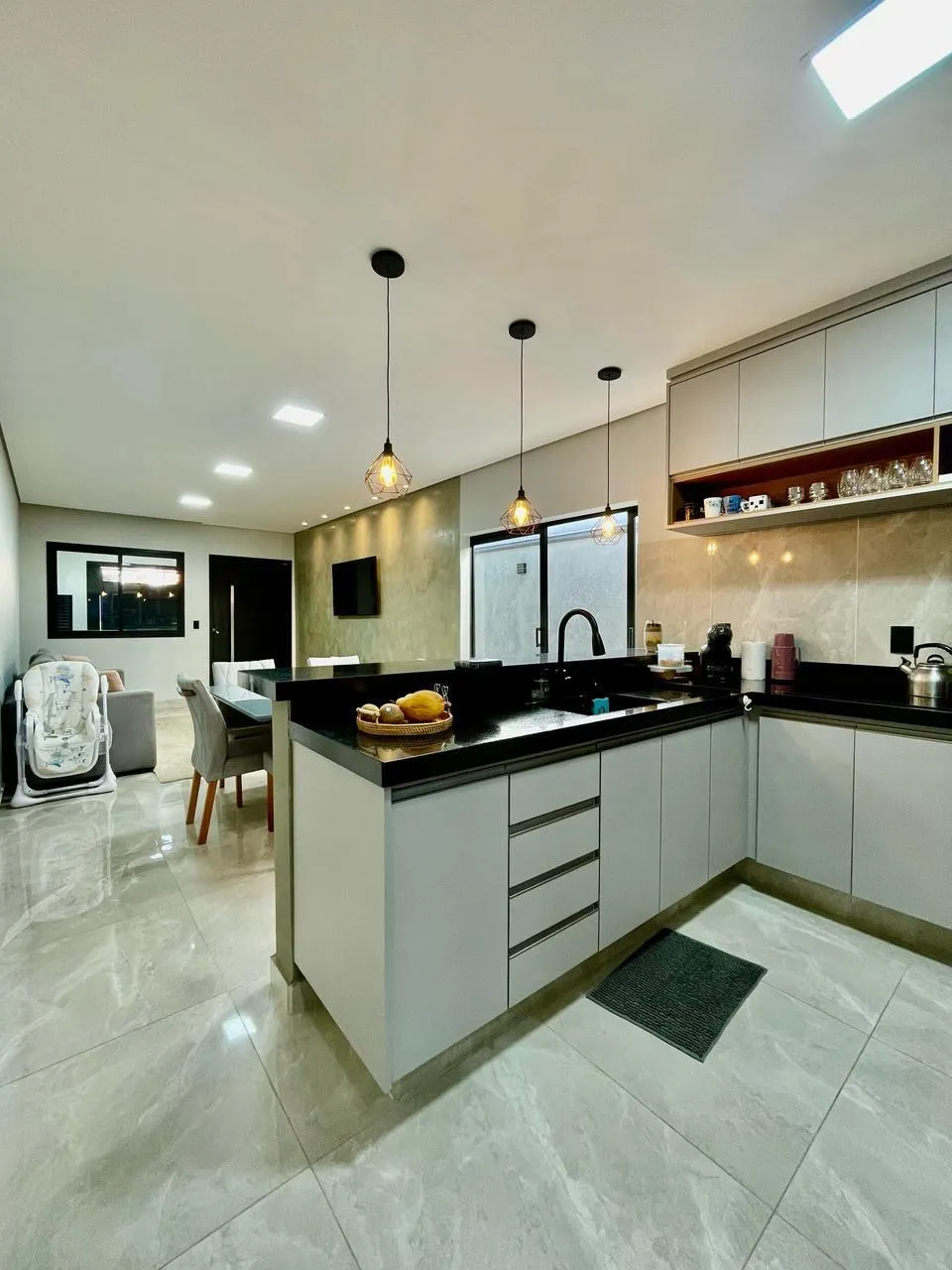 Cozinha planejada com bancada em granito preto e pendentes — Casa cód. 10221, Vila Regina