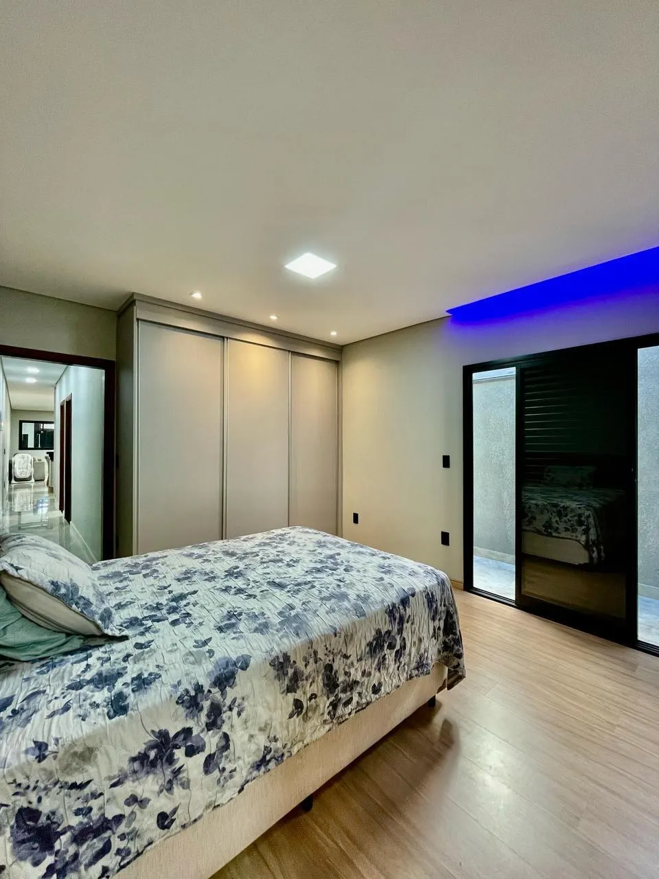 Suíte com armário planejado e iluminação em LED — Casa cód. 10221, Vila Regina