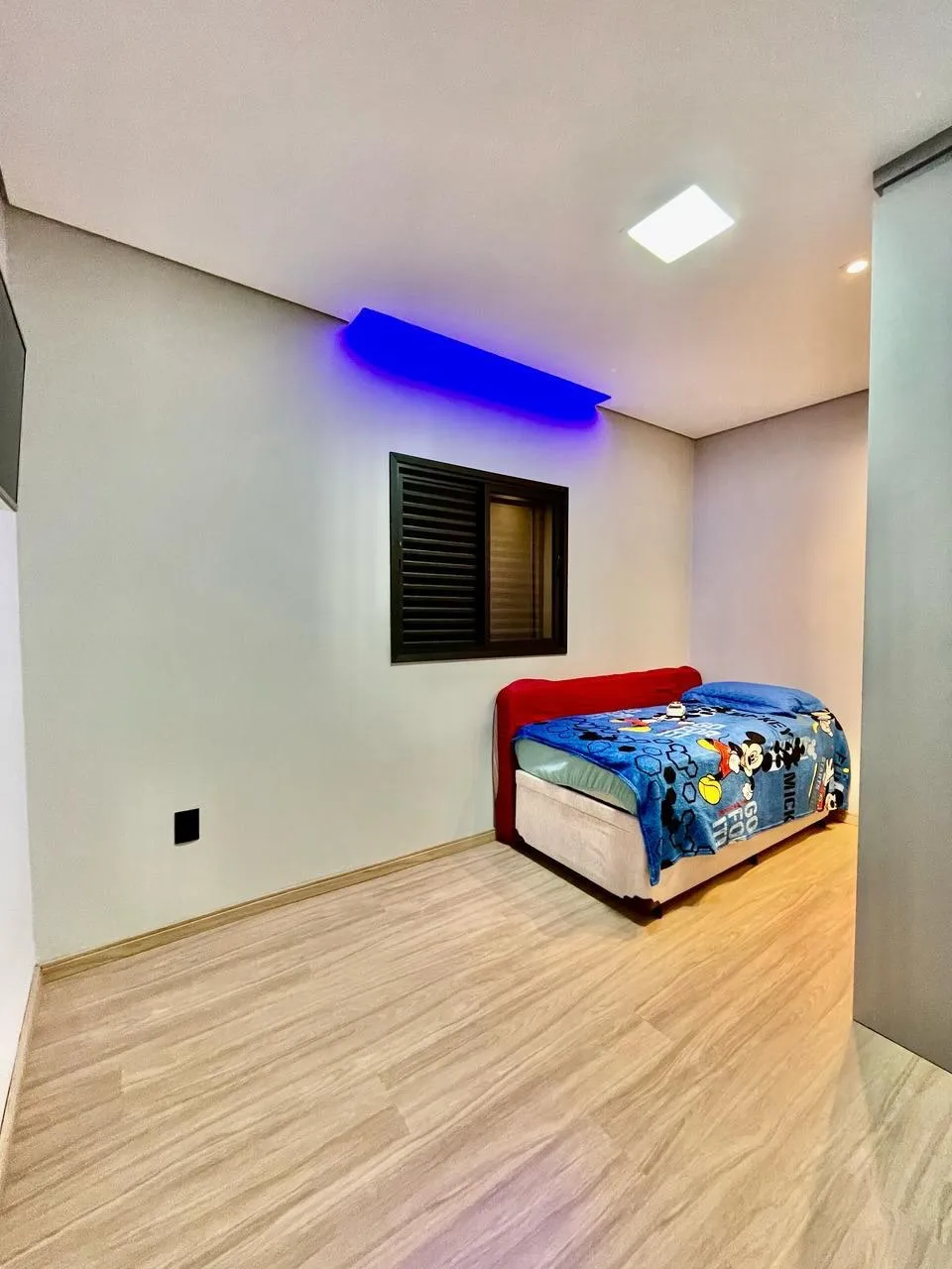 Dormitório com piso amadeirado e iluminação em LED — Casa cód. 10221, Vila Regina