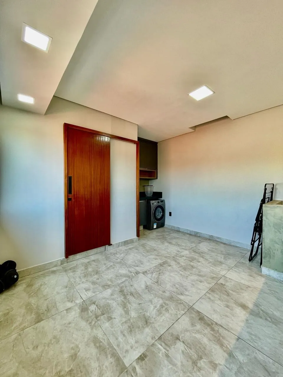Lavanderia com porta de madeira e piso em porcelanato — Casa cód. 10221, Vila Regina
