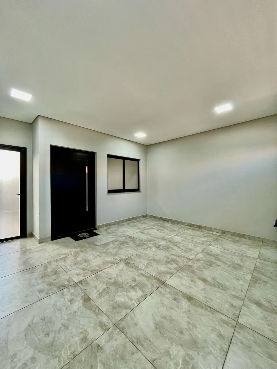 Escritório com porcelanato e porta de vidro — Casa cód. 10221, Vila Regina