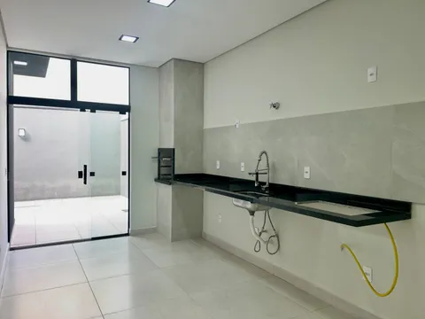Cozinha com porta de vidro para o quintal — Casa cód. 11854, Residencial Villaggio di Capri