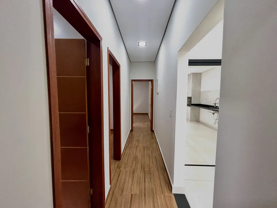 Corredor de acesso aos dormitórios com piso amadeirado — Casa cód. 11854, Residencial Villaggio di Capri