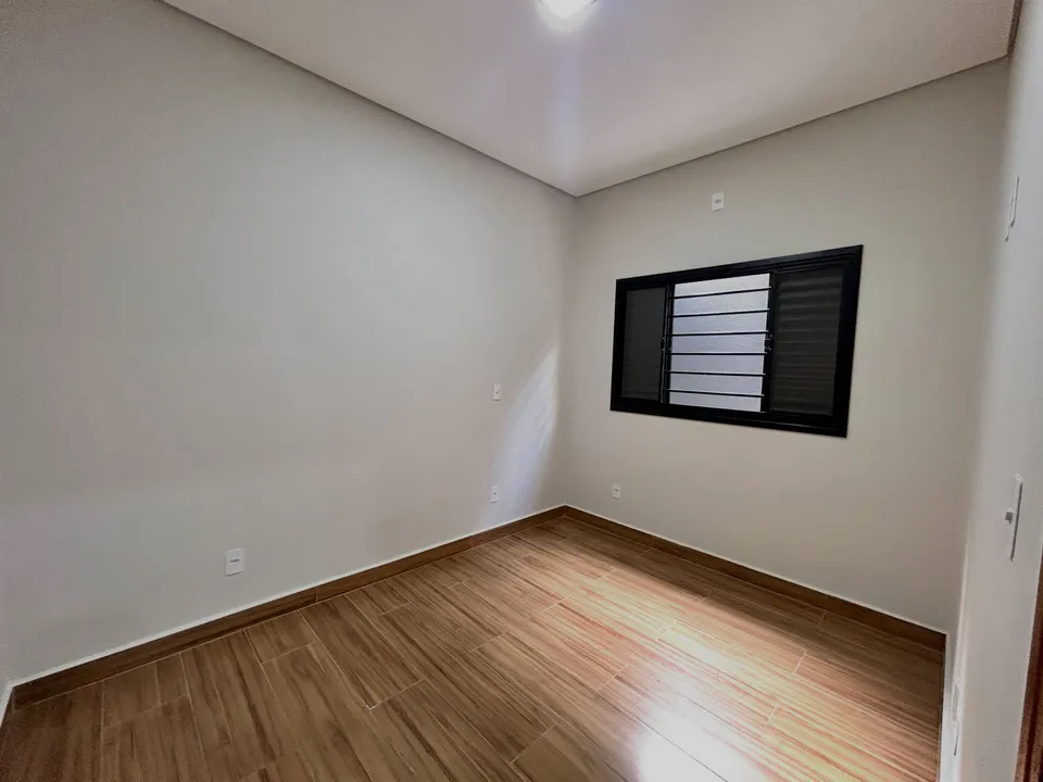 Dormitório com piso amadeirado e janela — Casa cód. 11854, Residencial Villaggio di Capri