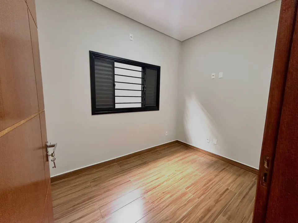 Dormitório com porta de madeira e janela — Casa cód. 11854, Residencial Villaggio di Capri