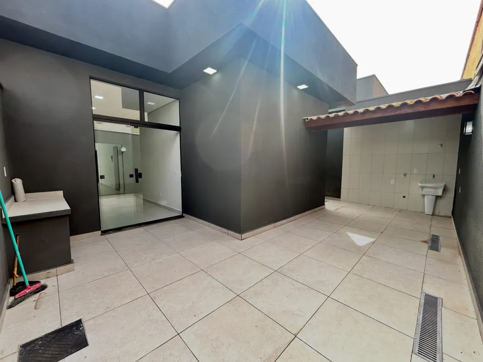 Quintal com piso cerâmico e lavanderia coberta — Casa cód. 11854, Residencial Villaggio di Capri