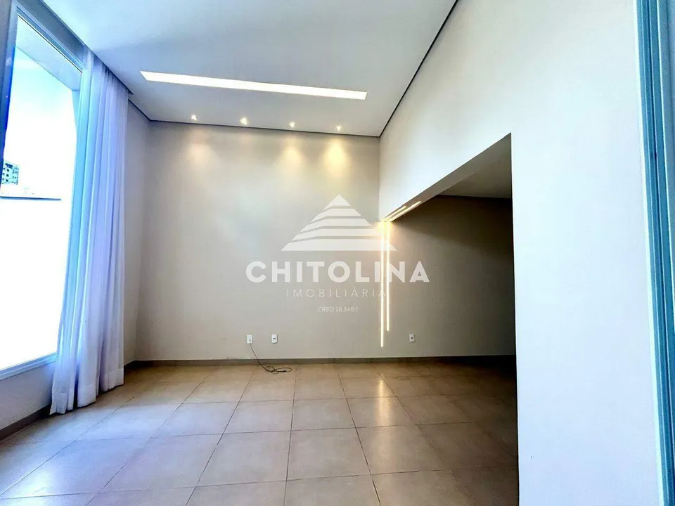 Sala com sanca iluminada e cortina na janela alta — Casa cód. 11934, Vila Eldorado