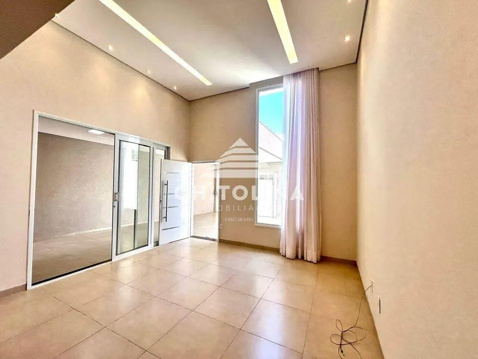 Sala com pé-direito alto e janela alta com cortina — Casa cód. 11934, Vila Eldorado
