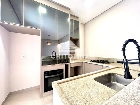Cozinha planejada com armários de vidro e torneira gourmet — Casa cód. 11934, Vila Eldorado
