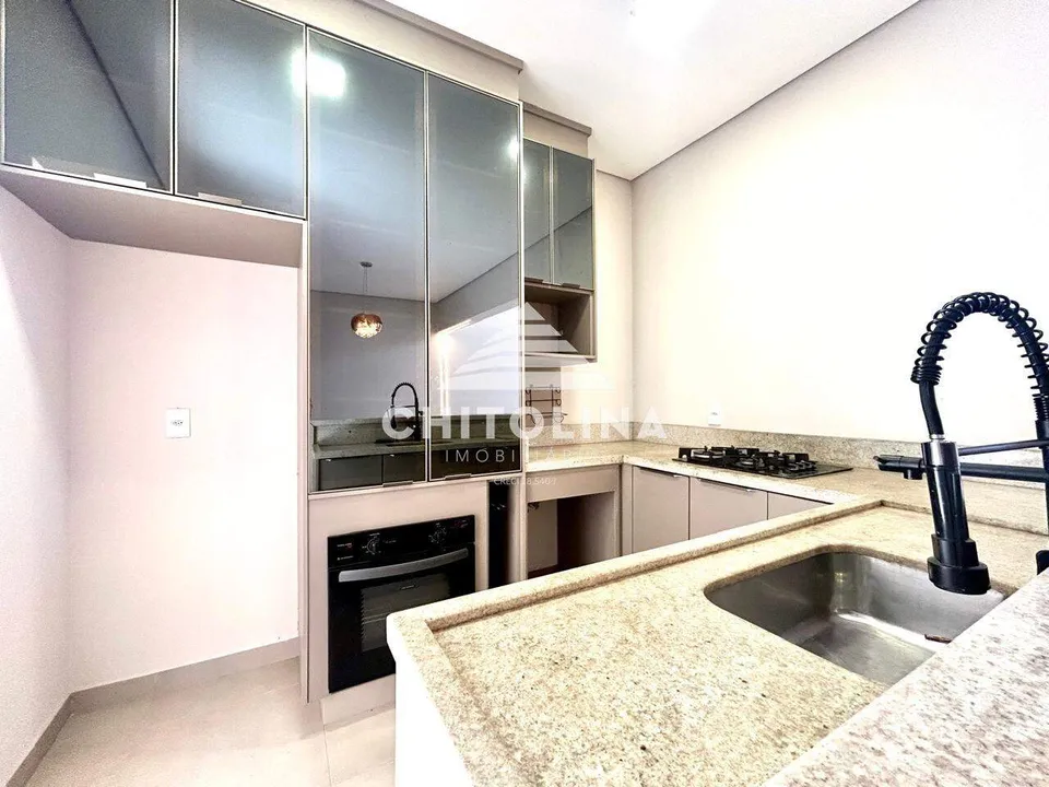 Cozinha planejada com armários de vidro e torneira gourmet — Casa cód. 11934, Vila Eldorado