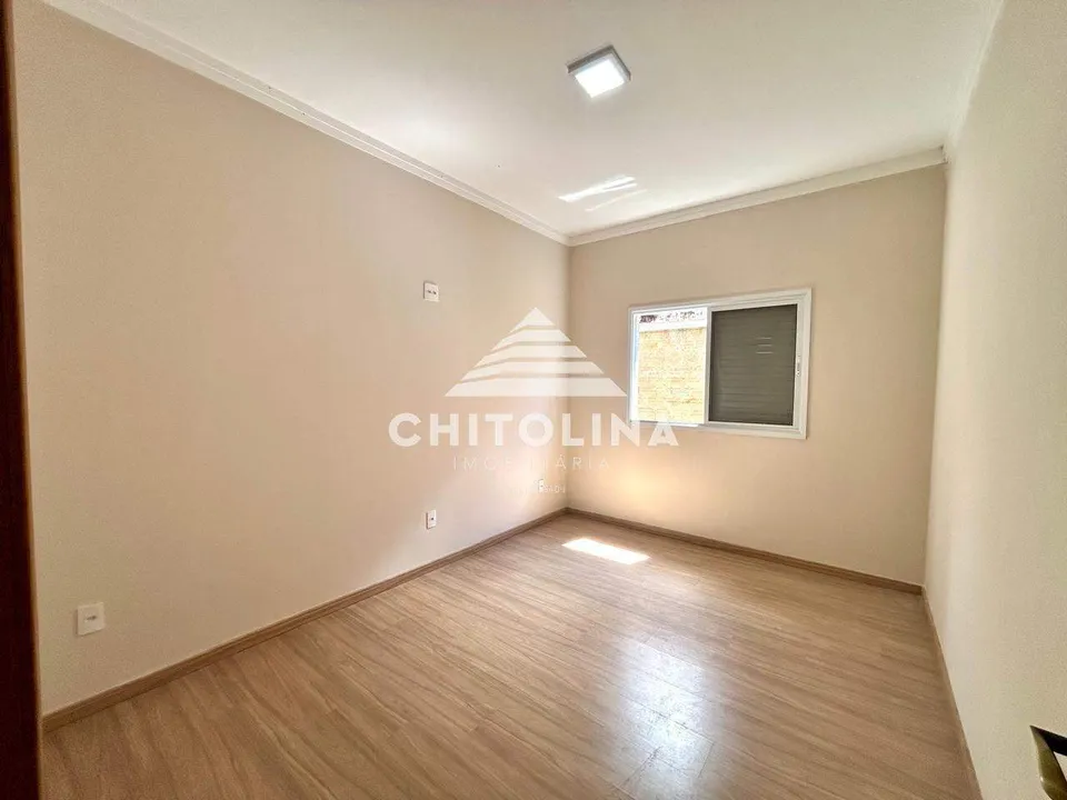 Dormitório com piso laminado e janela com persiana — Casa cód. 11934, Vila Eldorado