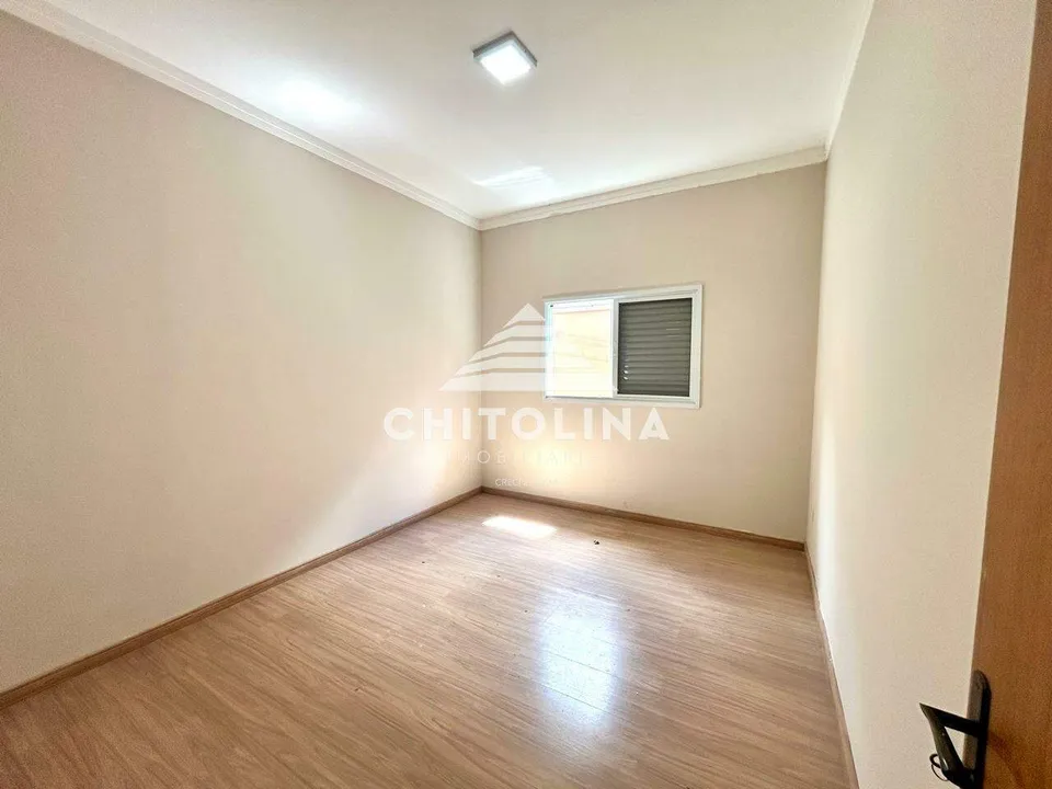 Dormitório com piso laminado e iluminação de plafon — Casa cód. 11934, Vila Eldorado