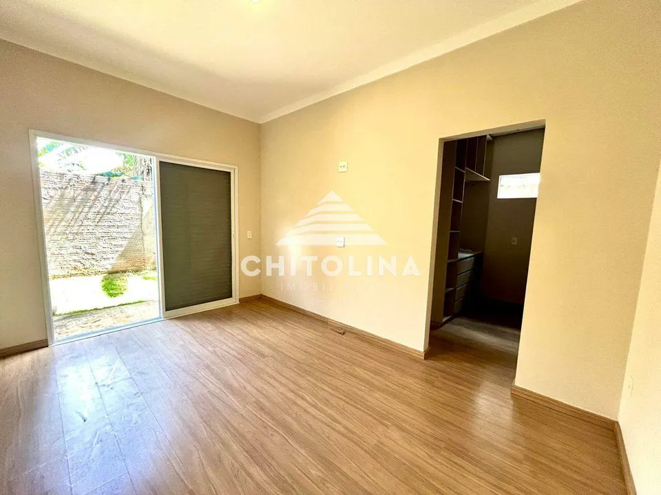 Suíte com piso laminado e porta de correr para o quintal — Casa cód. 11934, Vila Eldorado