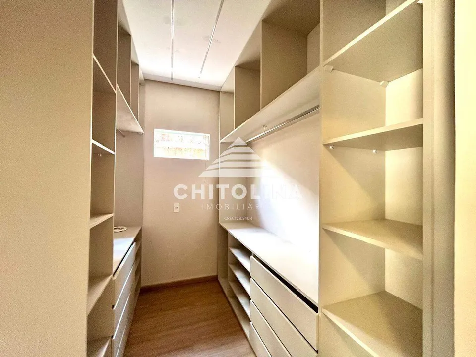 Closet da suíte com prateleiras, gavetas e cabideiros — Casa cód. 11934, Vila Eldorado