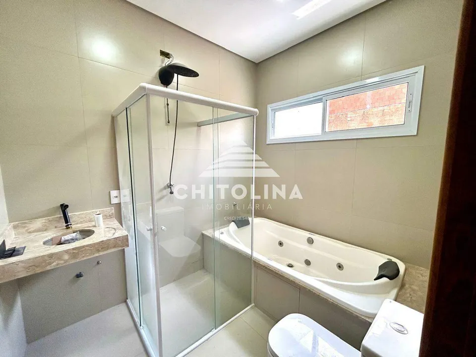 Banheiro da suíte com banheira de hidromassagem e box — Casa cód. 11934, Vila Eldorado